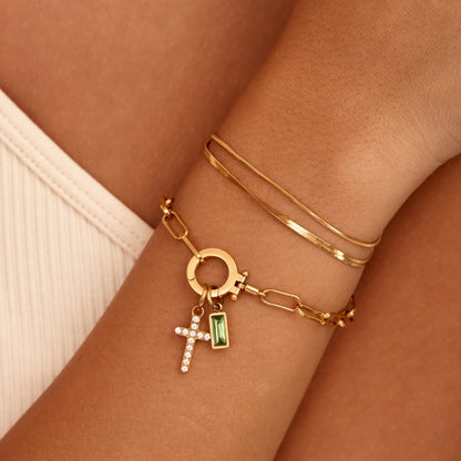 Un Brazalete que Representa El Vínculo que las Une